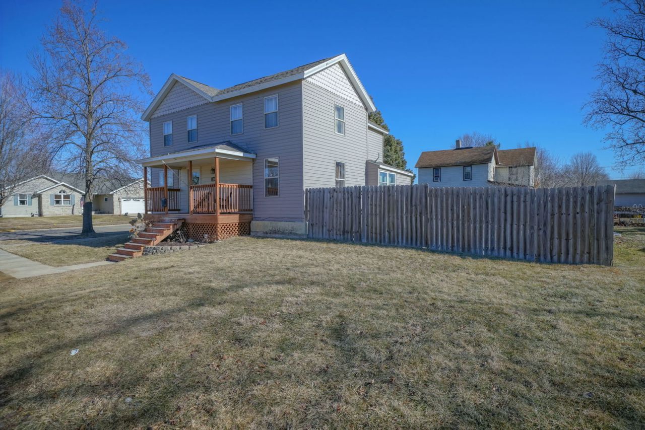 302 S Prairie Avenue, Polo, IL 61064 Main Photo