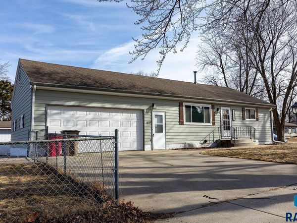 1220 S Blauvelt Ave, Sioux Falls, SD 57105