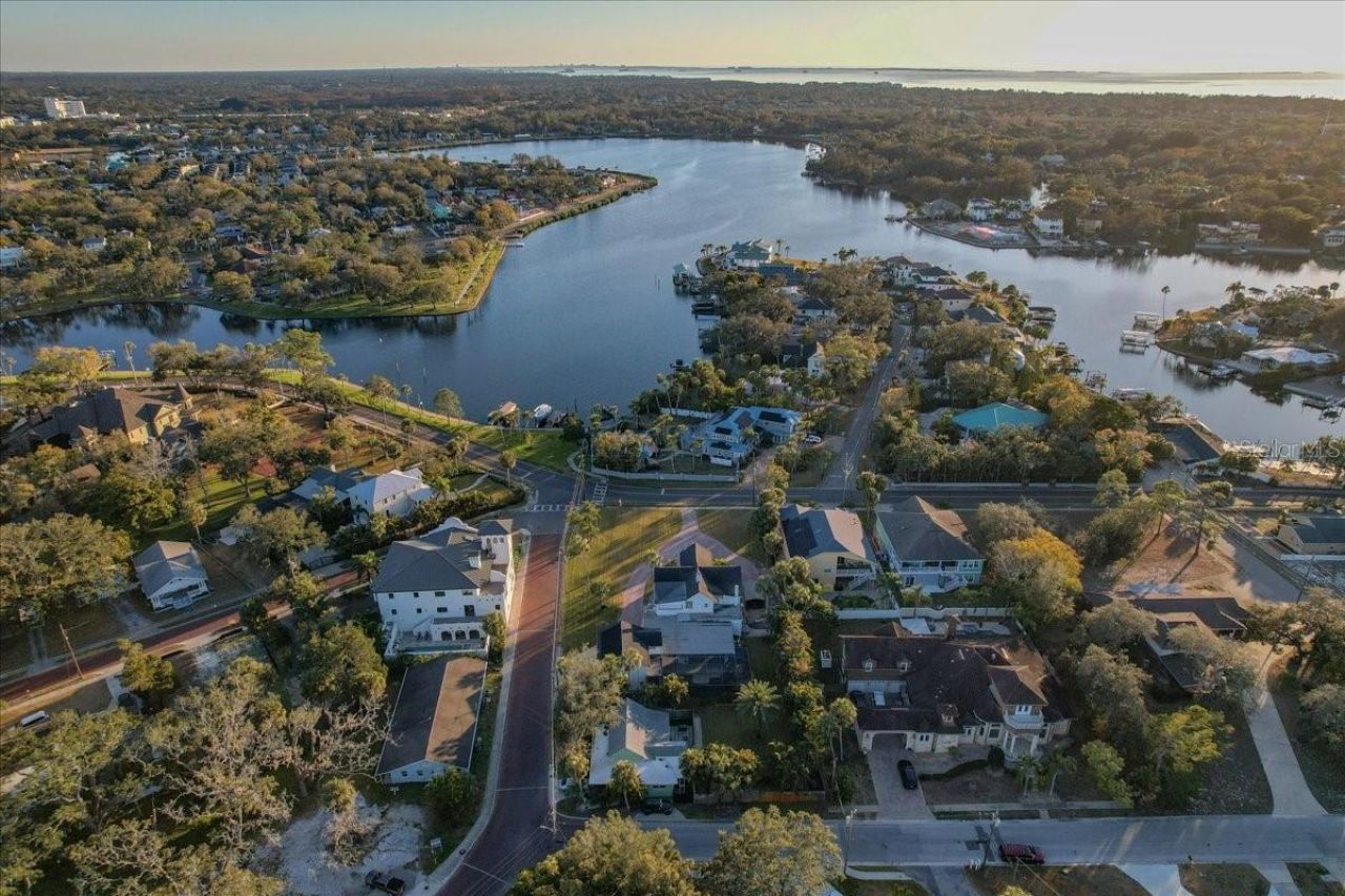 208 N Spring Boulevard, Tarpon Springs, FL 34689 Photo