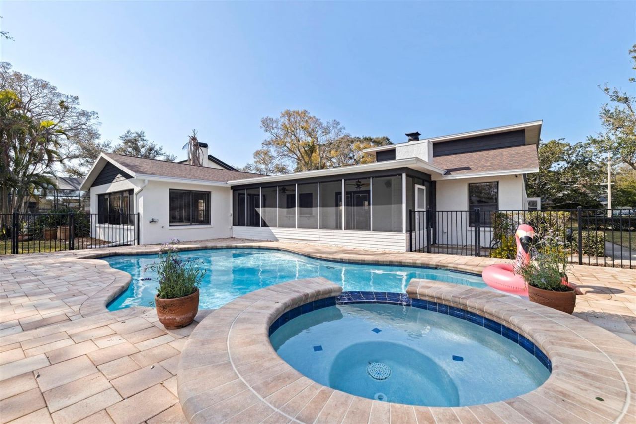 8950 Baywood Park Drive, Seminole, FL 33777 Photo