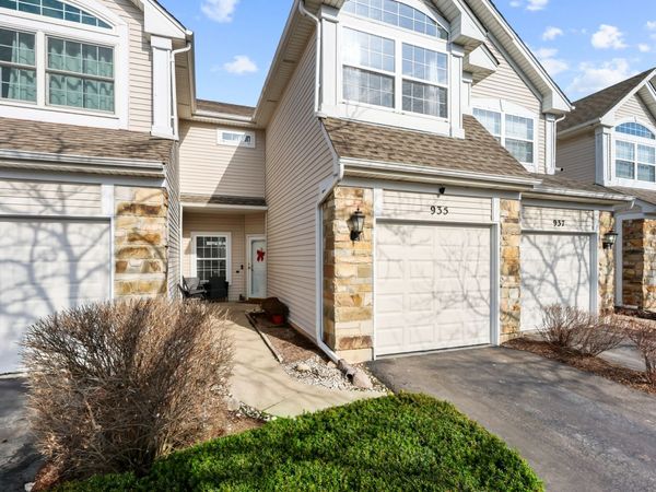 935 Viewpoint Drive, Lake In The Hills, IL 60156