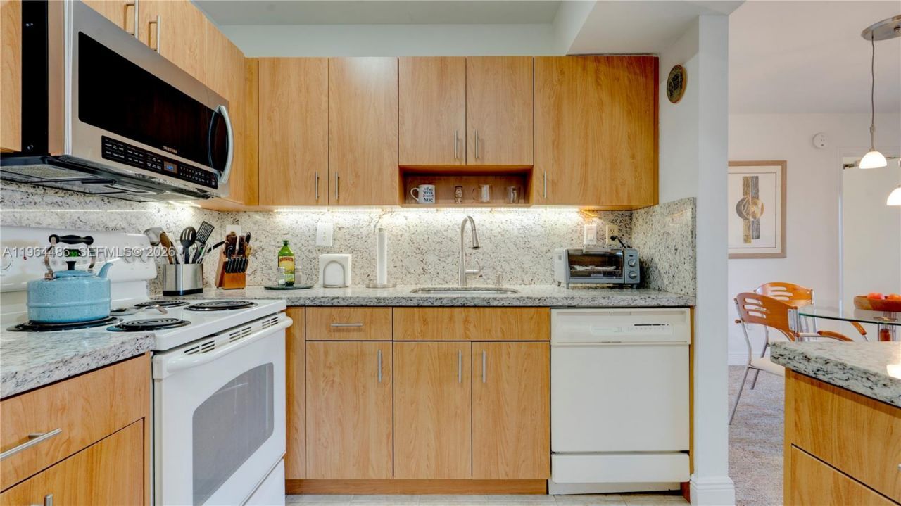 20120 NE 3rd Ct , Unit 8, Miami, FL 33179 Photo