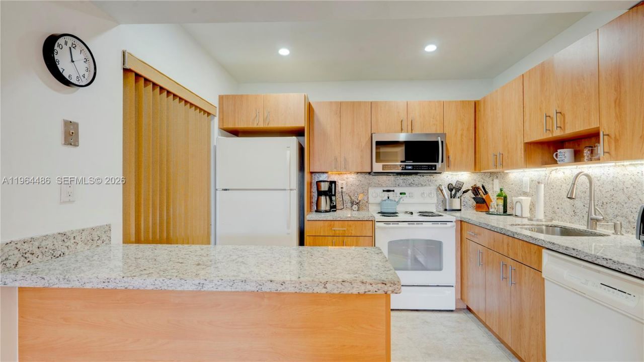 20120 NE 3rd Ct , Unit 8, Miami, FL 33179 Photo