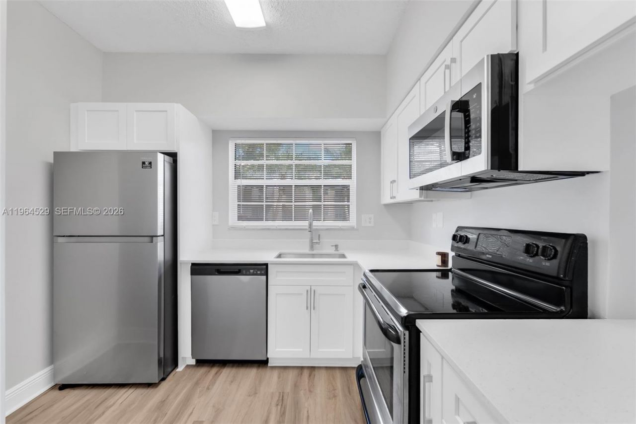 2331 NW 96th Ter, Unit 17F, Pembroke Pines, FL 33024 Photo