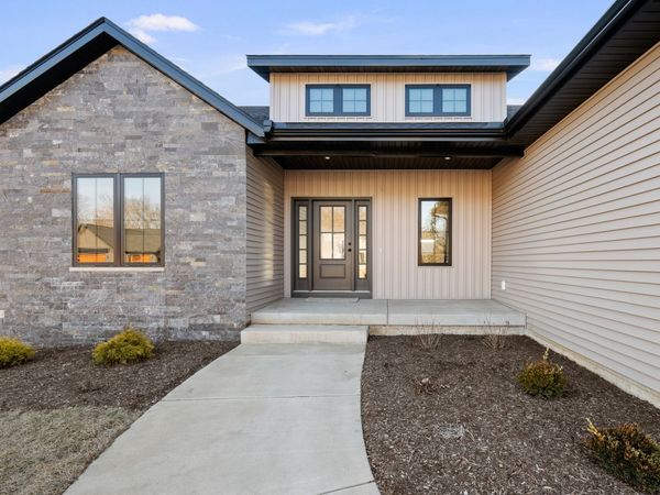 316 Linda Lane, Riverdale, IA 52722