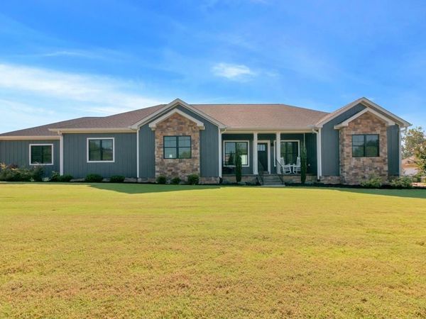 611 Volunteer Dr, Paris, TN 38242