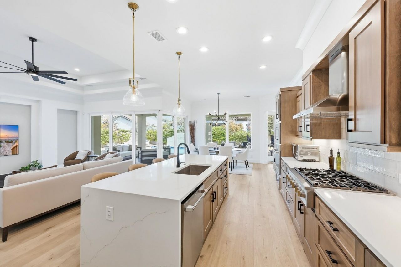 9106 Sanremo Ln. Photo 7