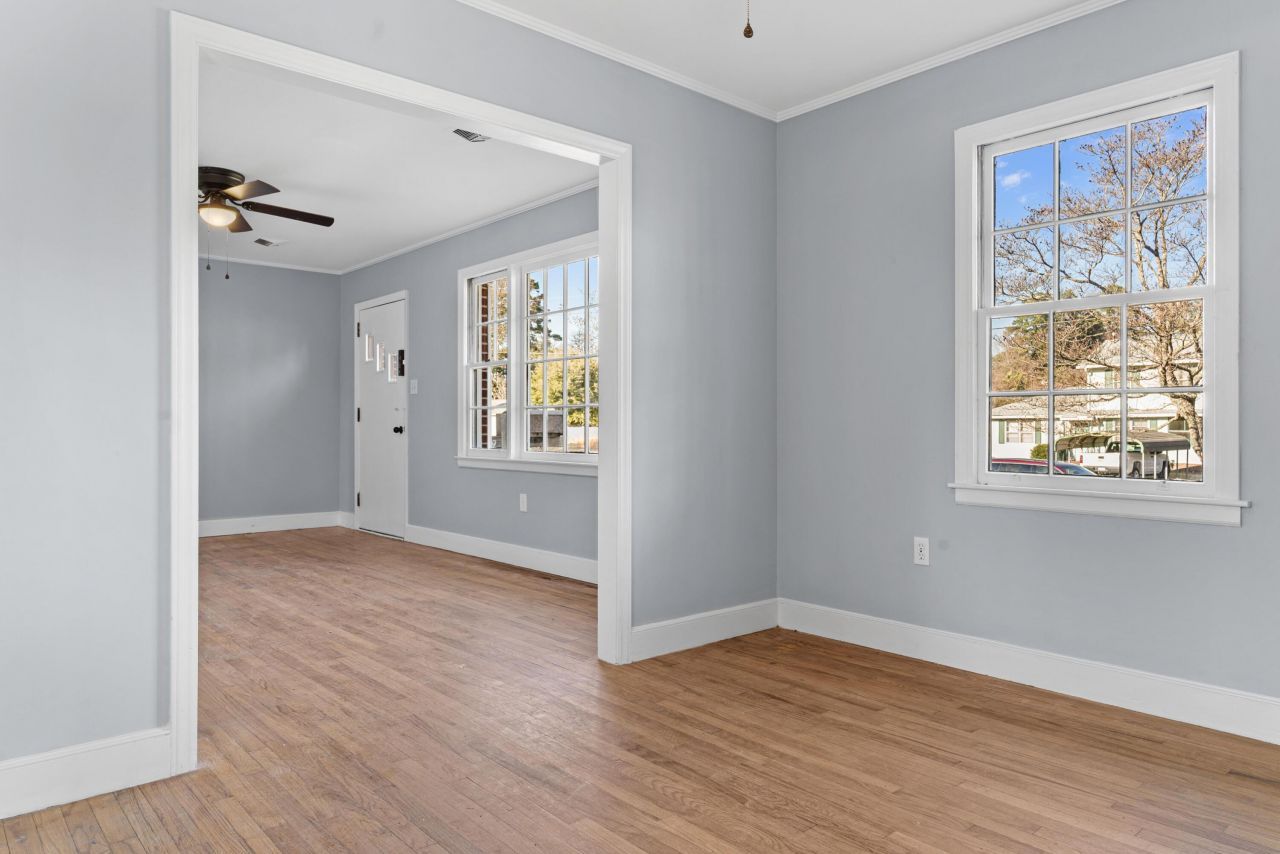 1135 Gloria Street Photo 4