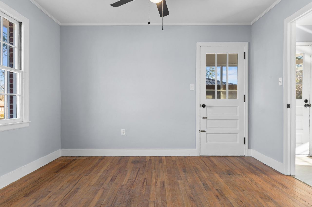 1135 Gloria Street Photo 5