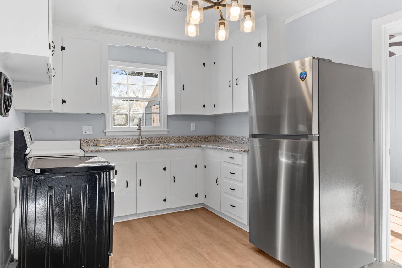 1135 Gloria Street Photo 6