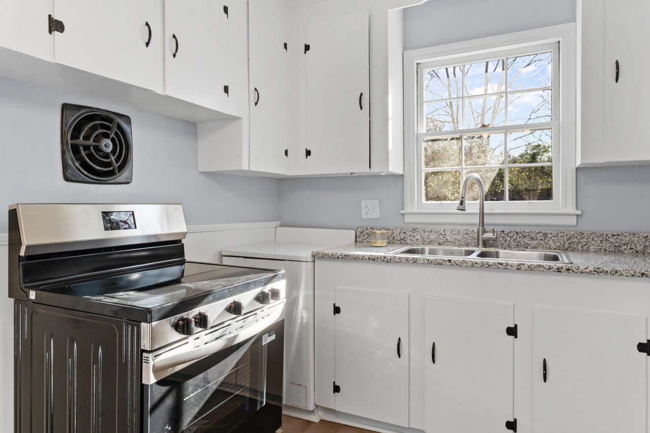 1135 Gloria Street Photo 7