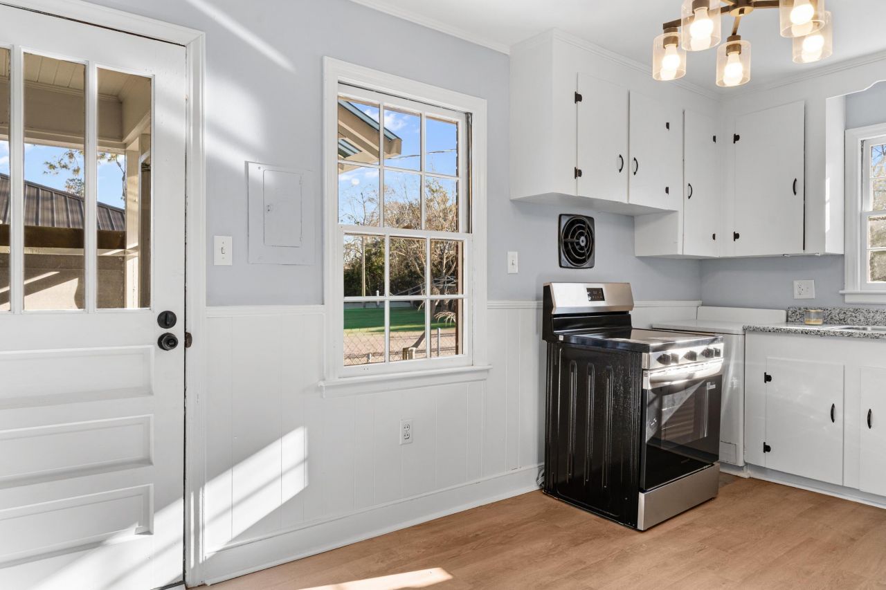 1135 Gloria Street Photo 8