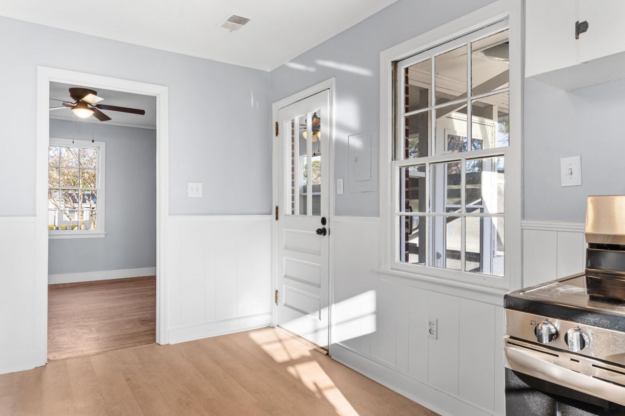 1135 Gloria Street Photo 9