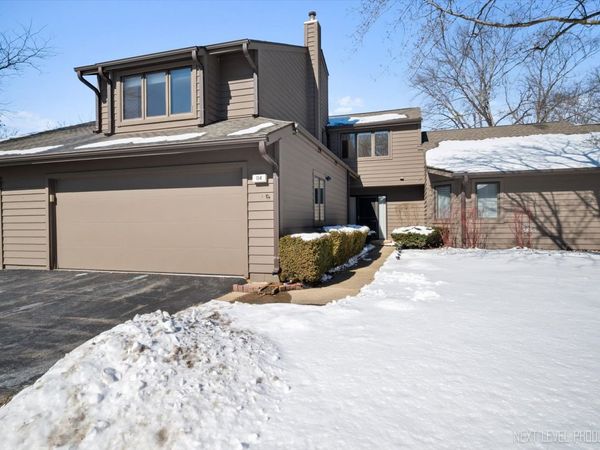 114 Elmtree Court, Unit 114, St. Charles, IL 60174