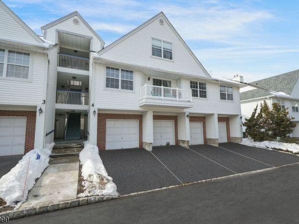 4 Vernon Ct, Waldwick, NJ 07463