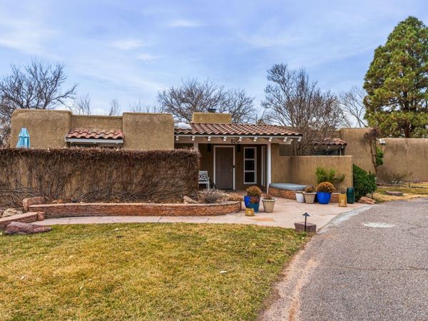 820 Salamanca Street NW, Los Ranchos, NM 87107