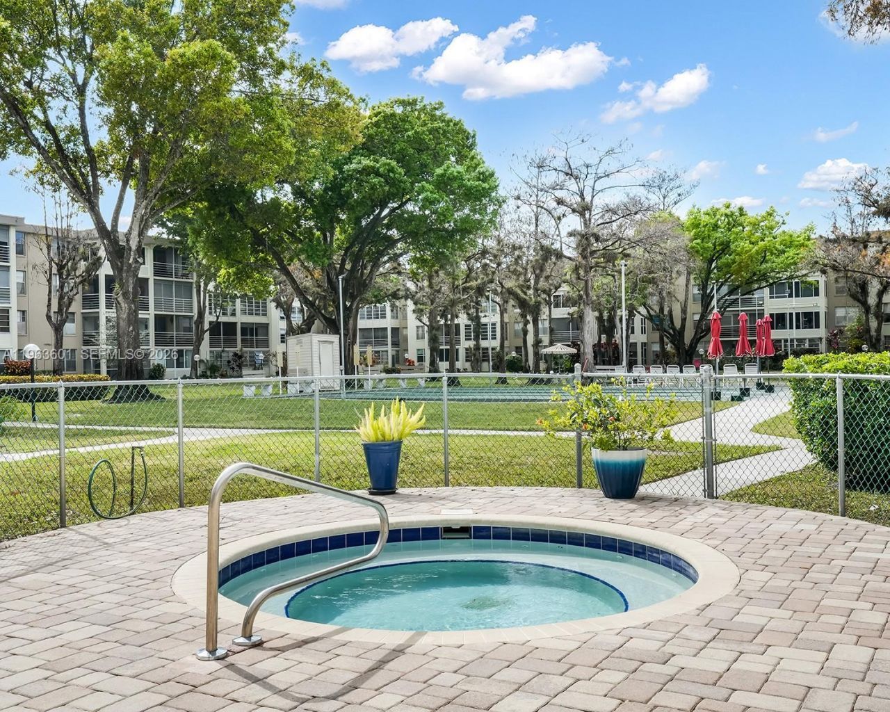 2900 NW 48th Ter, Unit 117, Lauderdale Lakes, FL 33313 Photo