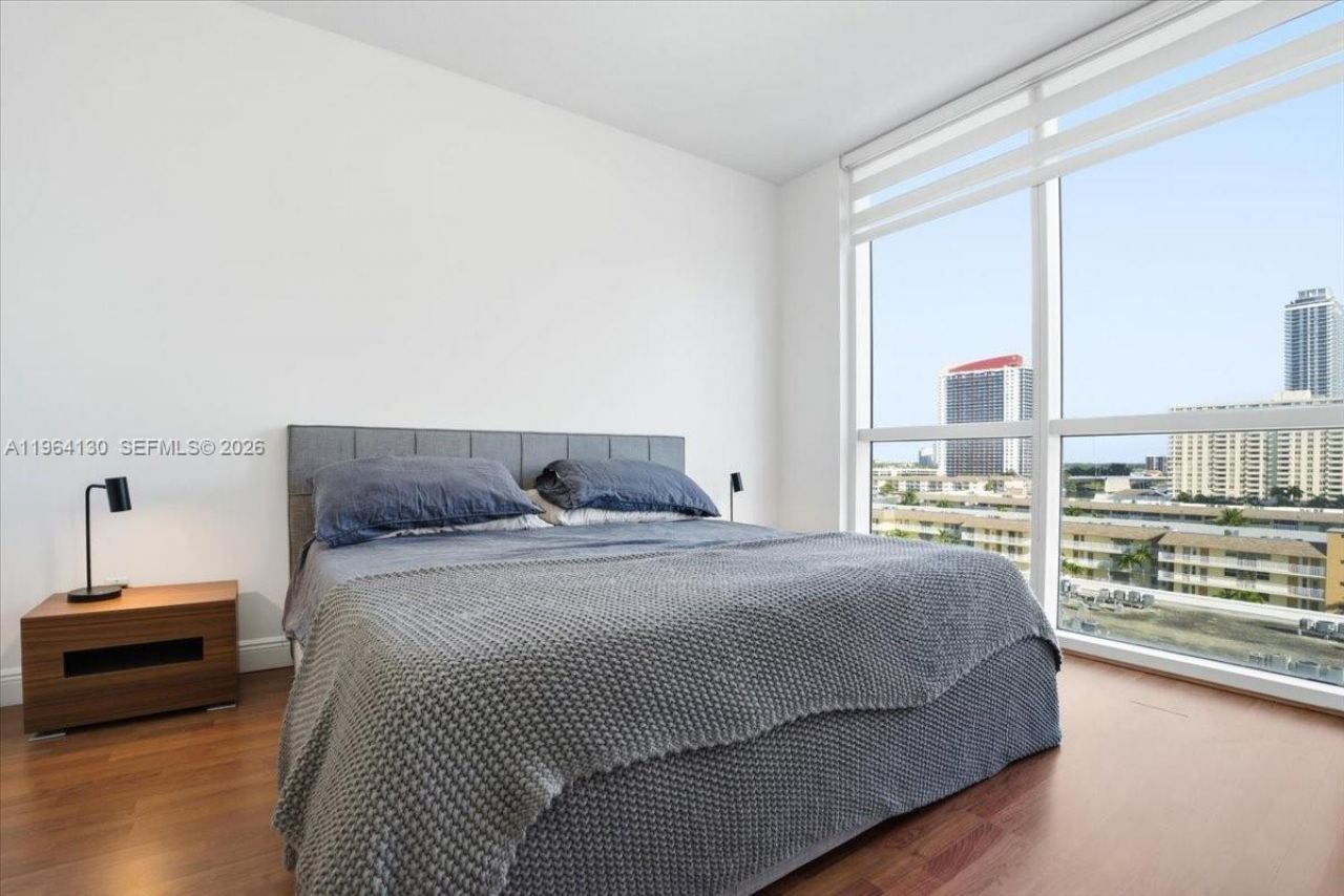 1945 S Ocean Dr, Unit 709, Hallandale Beach, FL 33009 Photo