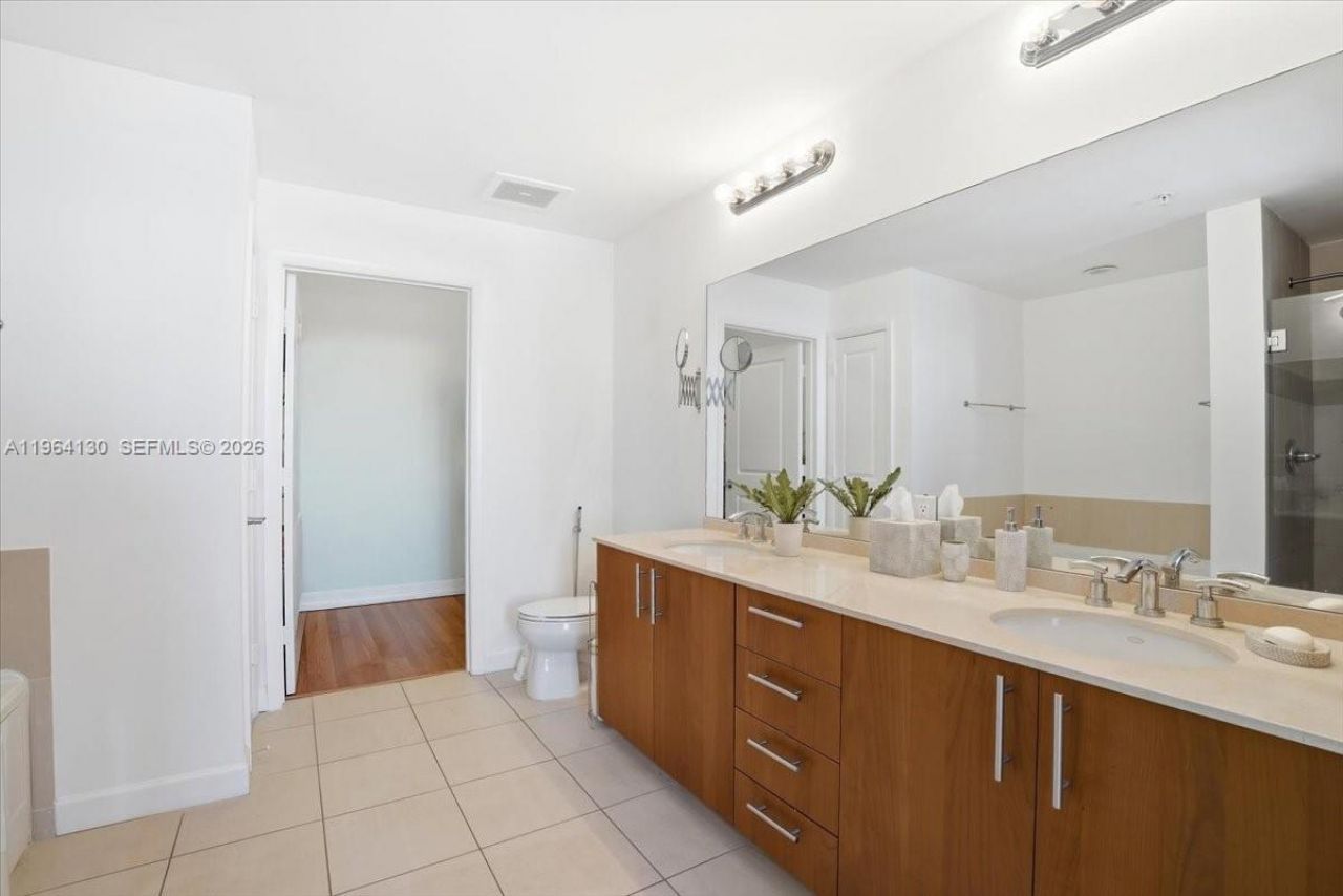 1945 S Ocean Dr, Unit 709, Hallandale Beach, FL 33009 Photo