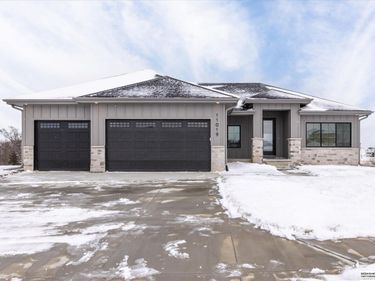 19017 Acorn Drive, Gretna, NE 68028