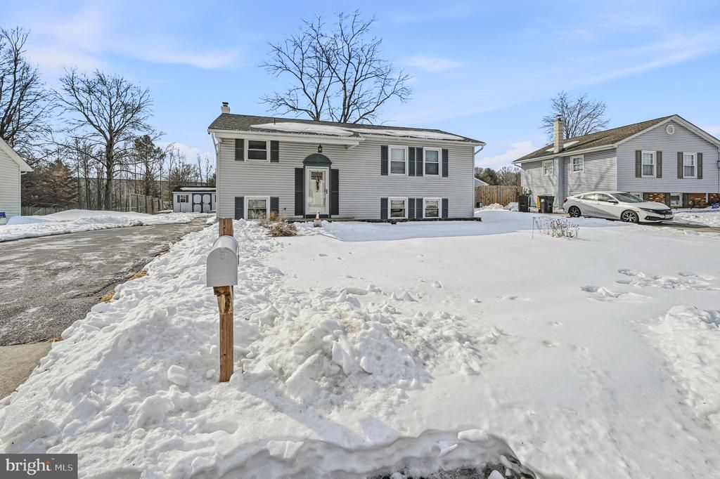 831 Broadfield Drive, Newark, DE 19713 Main Photo