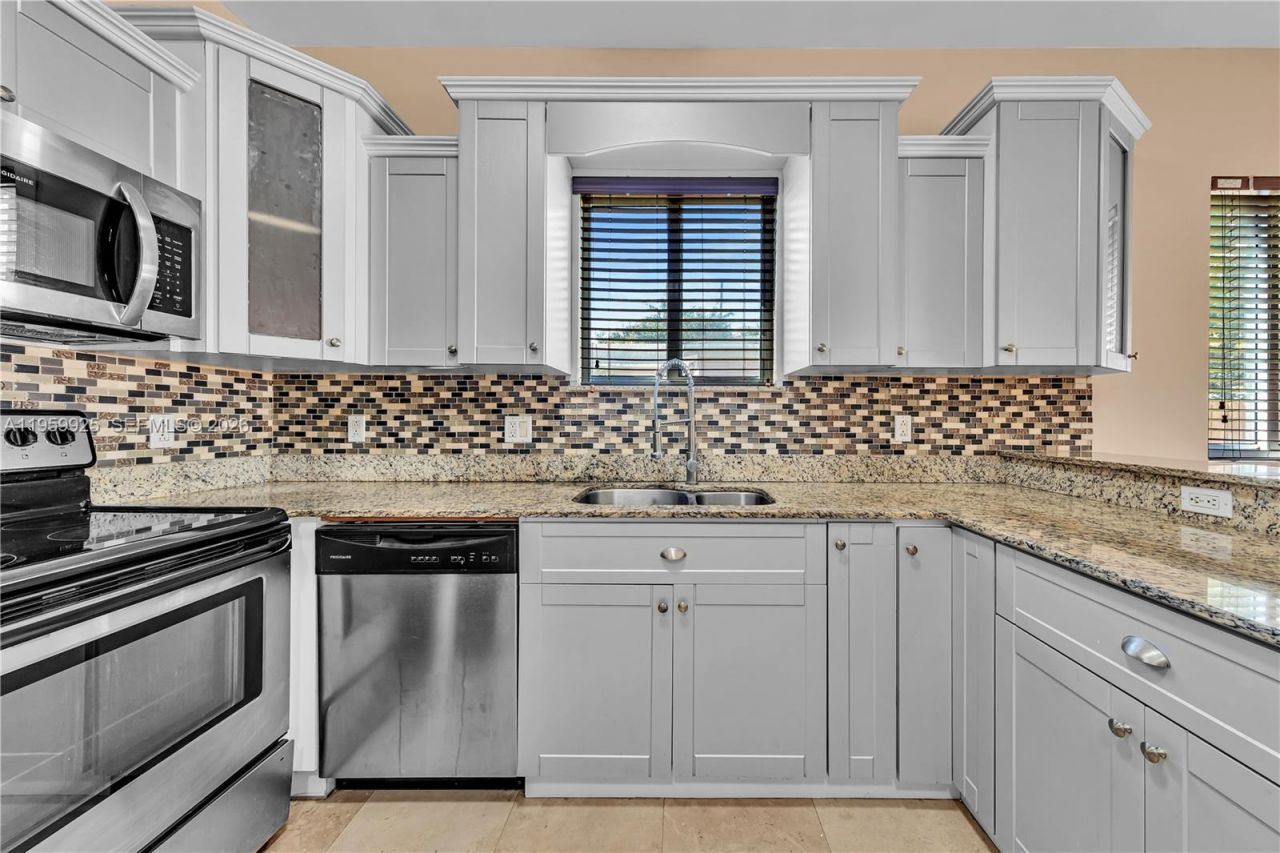 4025 SW 10th St, Miami, FL 33134 Photo