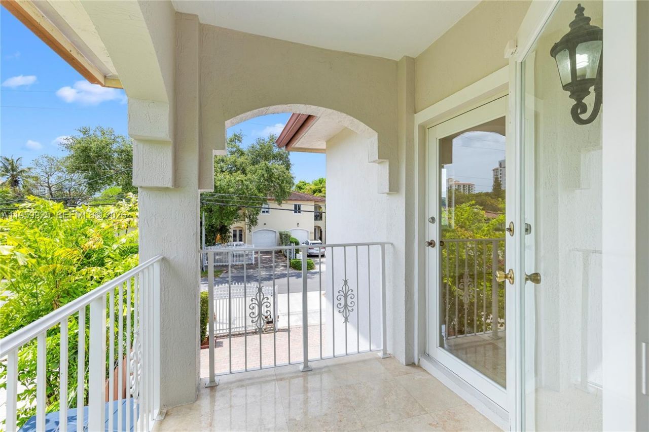 4025 SW 10th St, Miami, FL 33134 Photo