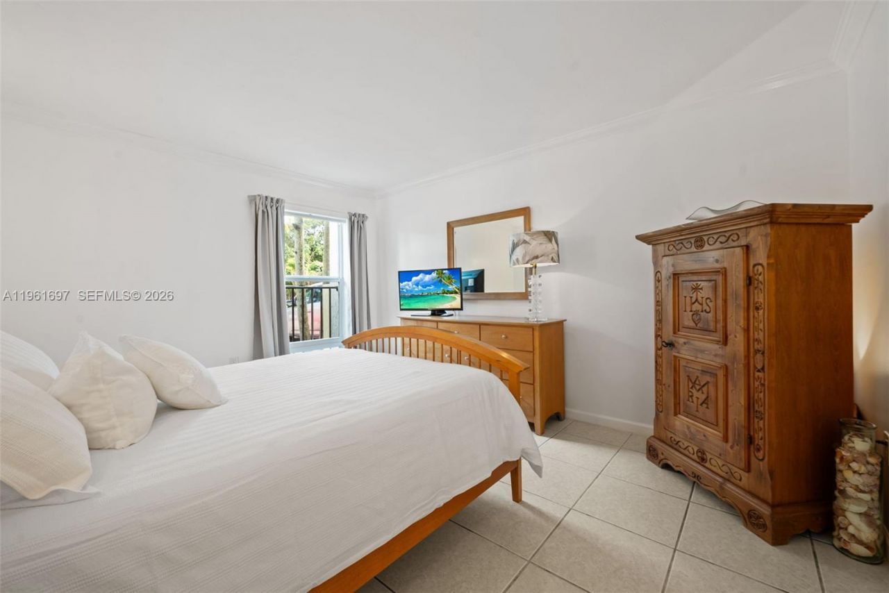 6886 N Kendall Dr , Unit D102, Pinecrest, FL 33156 Photo