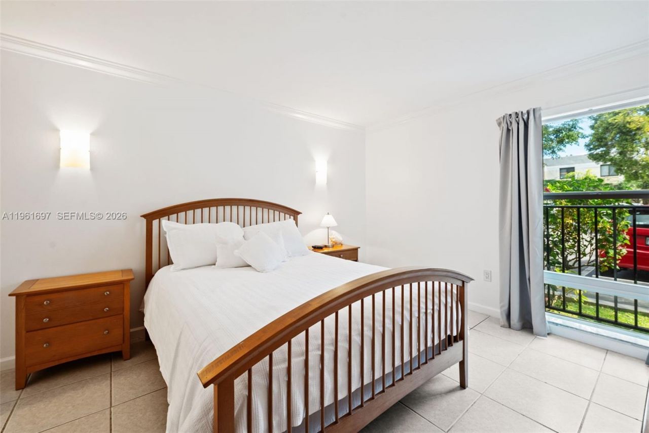 6886 N Kendall Dr , Unit D102, Pinecrest, FL 33156 Photo