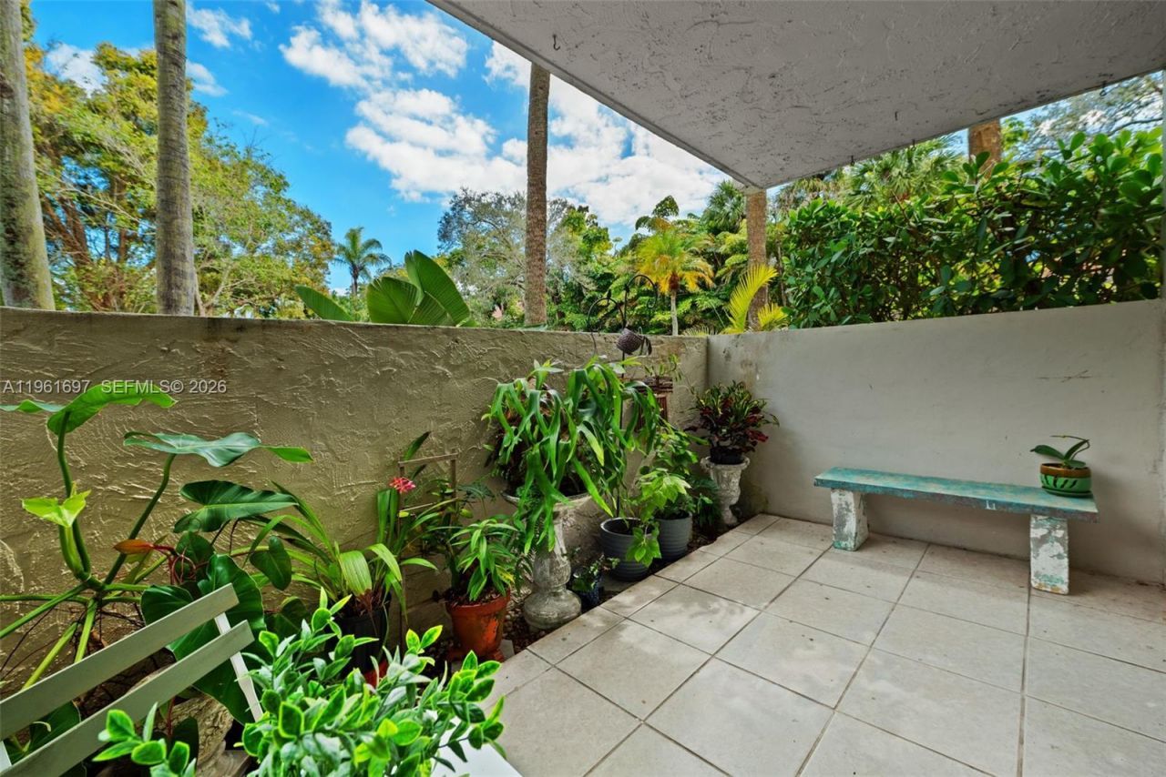 6886 N Kendall Dr , Unit D102, Pinecrest, FL 33156 Photo