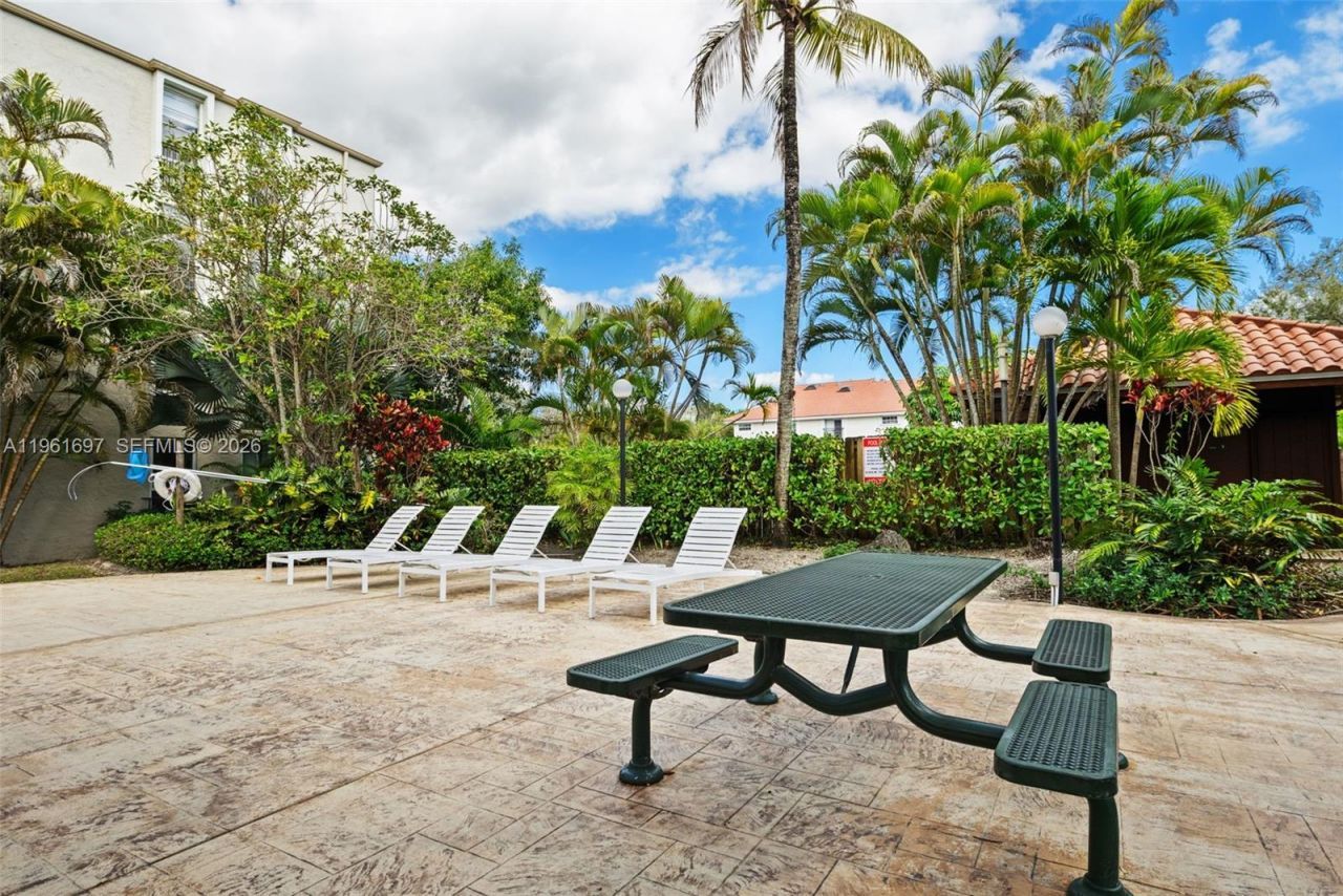 6886 N Kendall Dr , Unit D102, Pinecrest, FL 33156 Photo