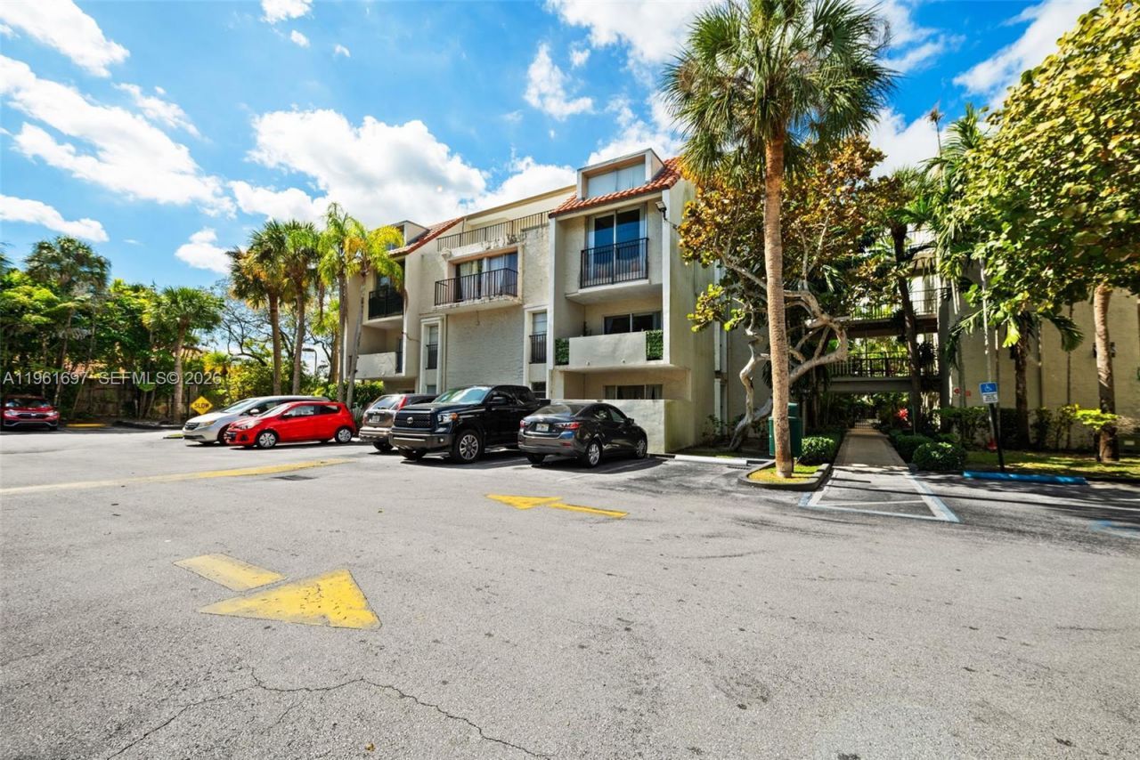 6886 N Kendall Dr , Unit D102, Pinecrest, FL 33156 Photo