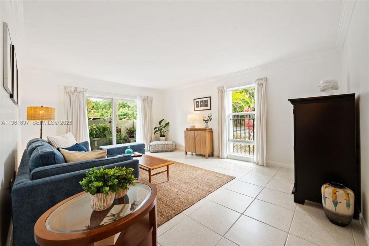 6886 N Kendall Dr , Unit D102, Pinecrest, FL 33156 Photo