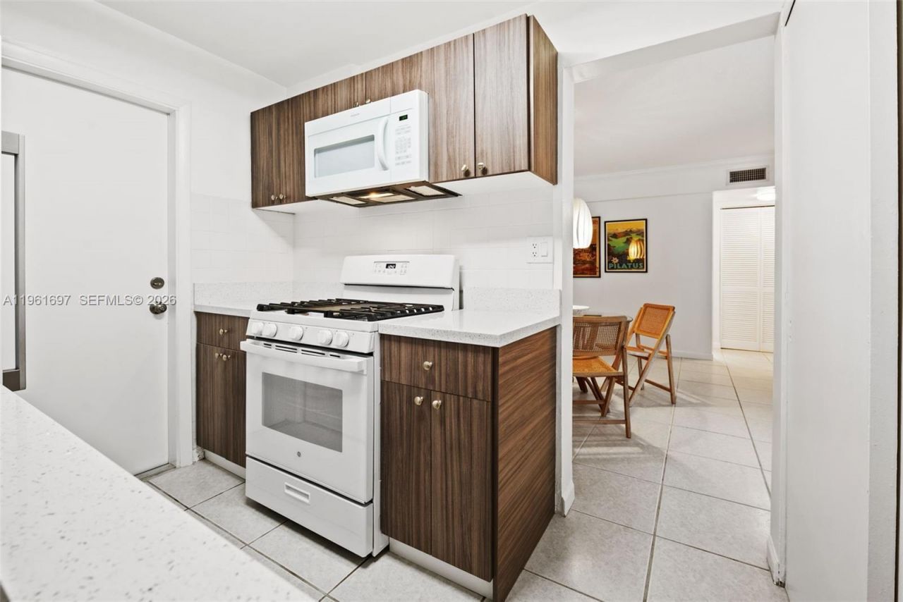 6886 N Kendall Dr , Unit D102, Pinecrest, FL 33156 Photo