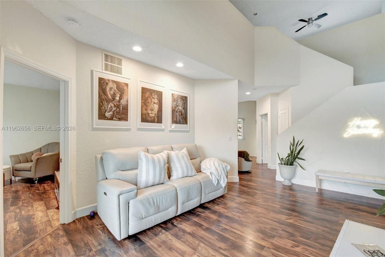 16339 Malibu Dr, Unit 22, Weston, FL 33326 Photo