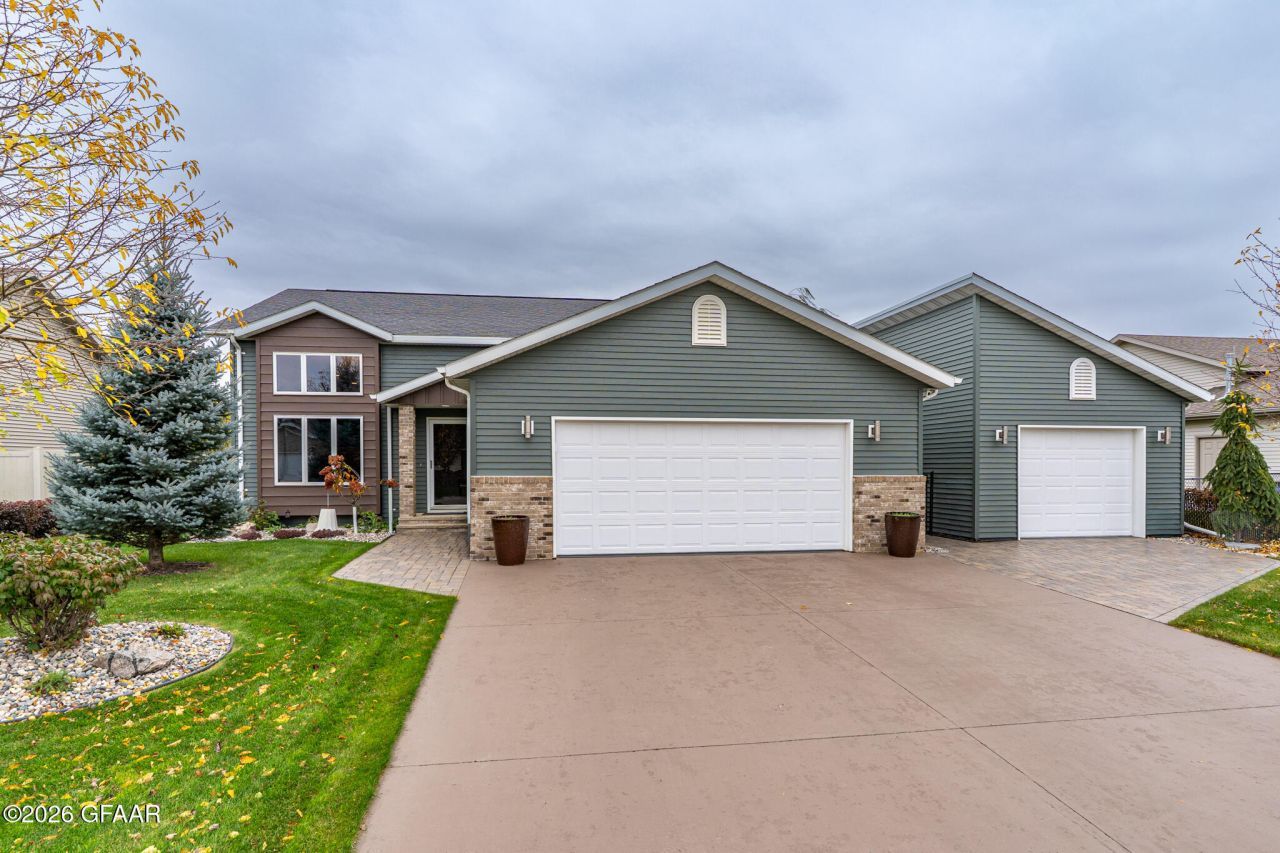 1514 13th Avenue Se, East Grand Forks, MN 56721 Main Photo