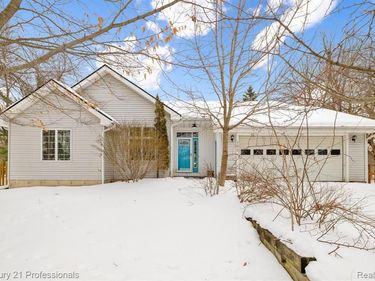132 Florence Street, Lake Orion Vlg, MI 48362