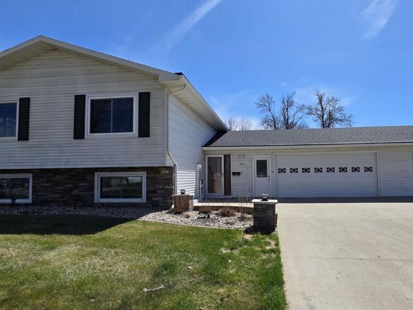925 Riverview Drive, Valley City, ND 58072