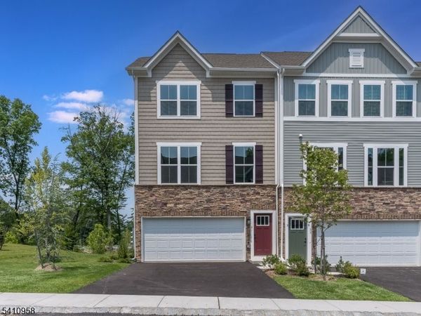 31 Force Dr, Mount Olive, NJ 07828