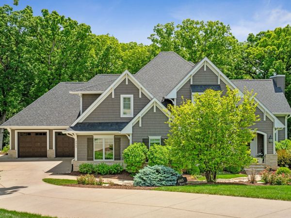 4865 Woody Creek Circle, Bettendorf, IA 52722