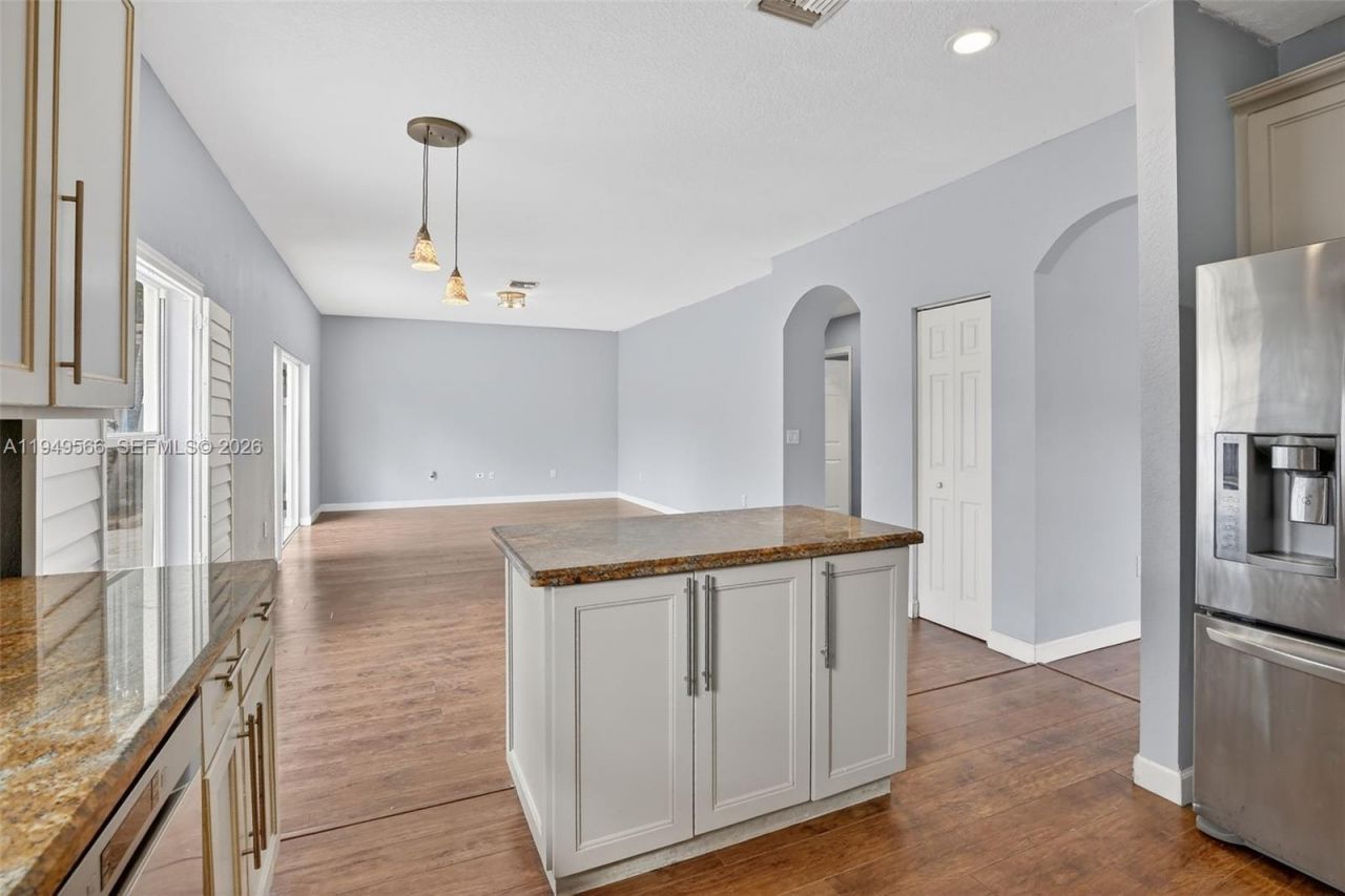 2216 NW 72nd Ter, Pembroke Pines, FL 33024 Photo