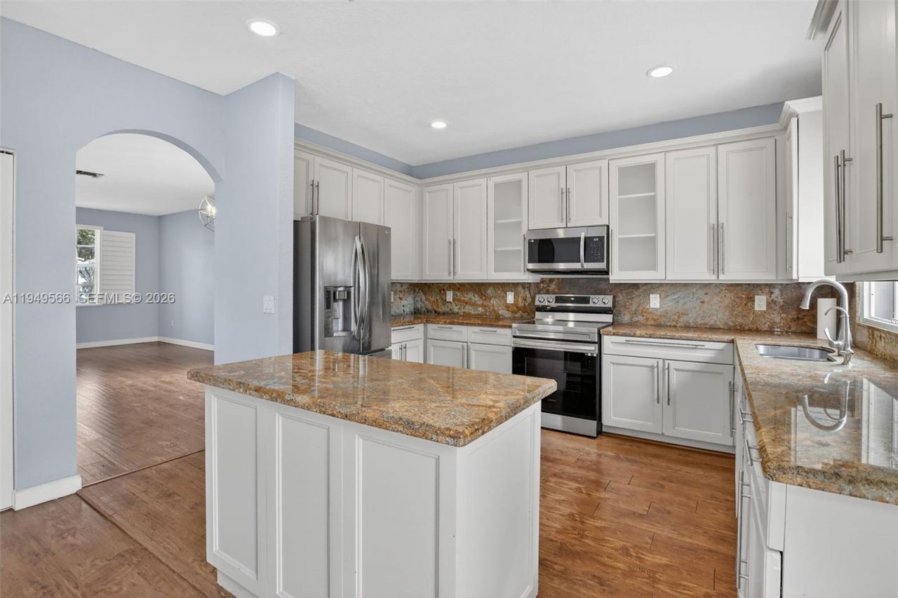 2216 NW 72nd Ter, Pembroke Pines, FL 33024 Photo