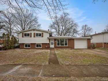 20931 Robinwood Street, Farmington, MI 48336