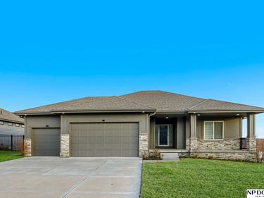 12027 Longshore Avenue, Papillion, NE 68046