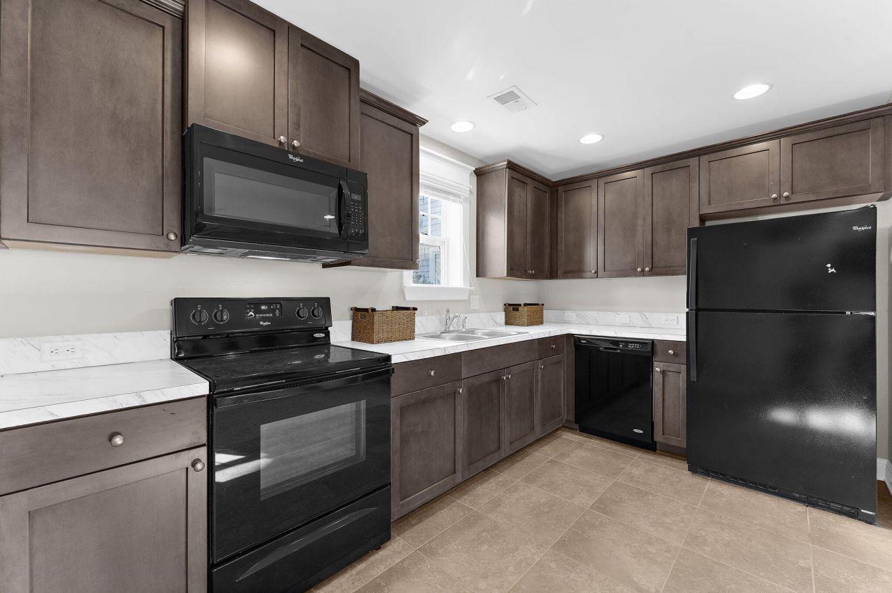 1636 Oak Leaf Street Photo 61