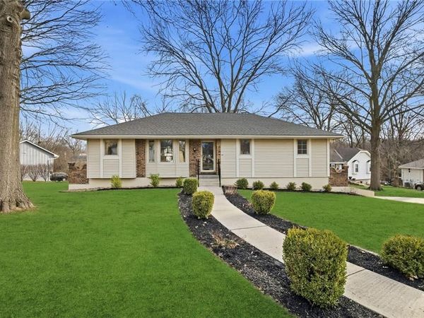 405 NE Grant Court, Lee's Summit, MO 64064