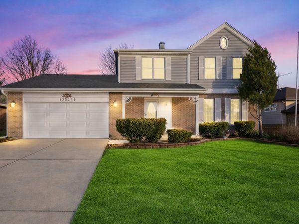 10S241 Wallace Drive, Downers Grove, IL 60516