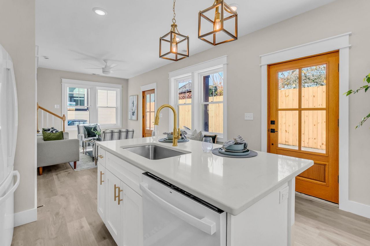 6 & 6.5 Addison Street Photo 28