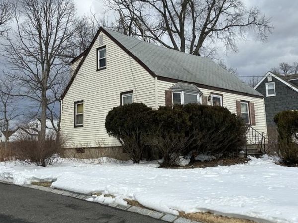 154 Oakmanor Pkwy, South Plainfield, NJ 07080