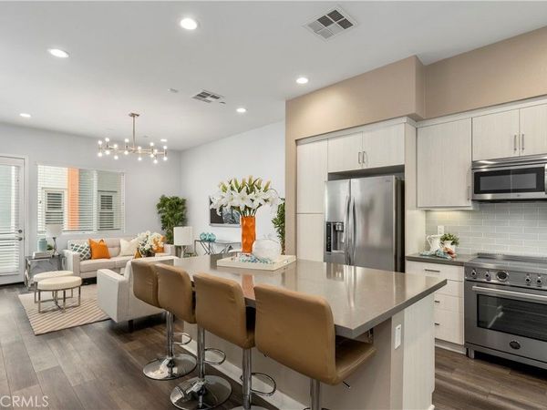 231 Elm Avenue, Long Beach, CA 90802